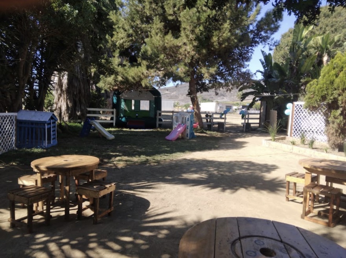 Área de juegos infantiles dentro del jardín